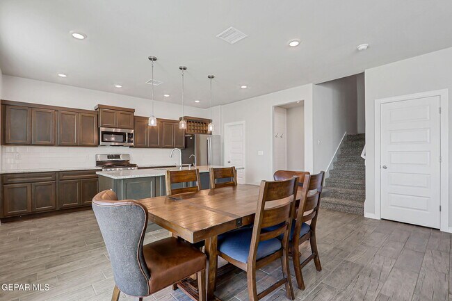 Building Photo - 13130 Oakhampton Ave