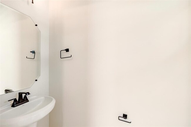 Building Photo - 2008 Kit Cir