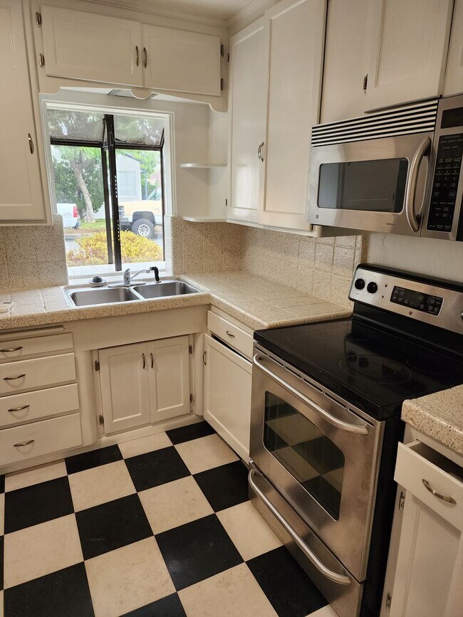 Building Photo - 3870
