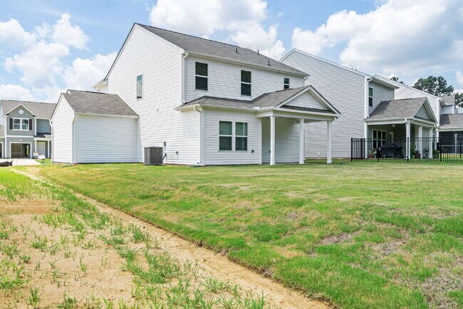 Building Photo - Experience Modern Comfort: Spacious 4-Bedr...