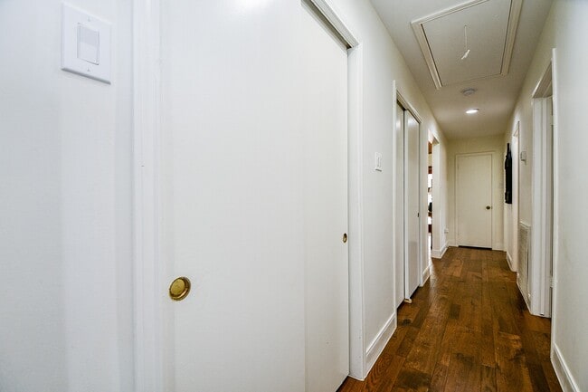 Building Photo - 922 Chantilly Ln