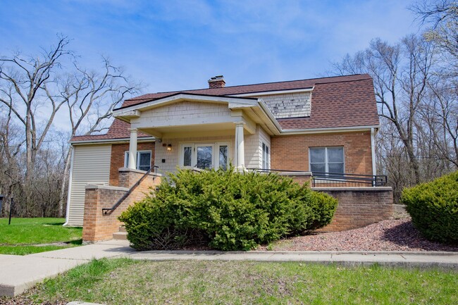 Building Photo - 1305 Oswego Rd