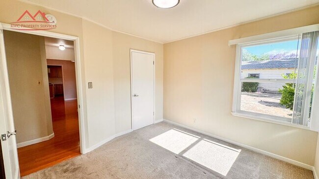 Building Photo - 1385 Ranchita Dr