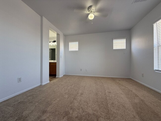 Building Photo - 51st Ave and Broadway, 3 bed, 2.5 bath, Fr...