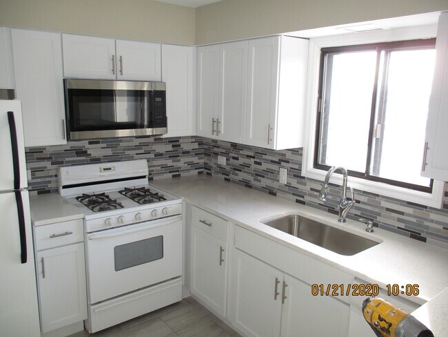 Building Photo - 8611 Lexington Cir