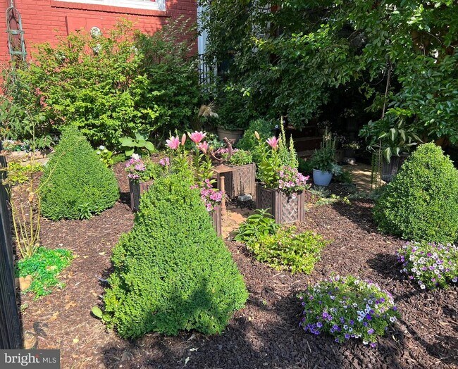 Building Photo - 721 12th St SE