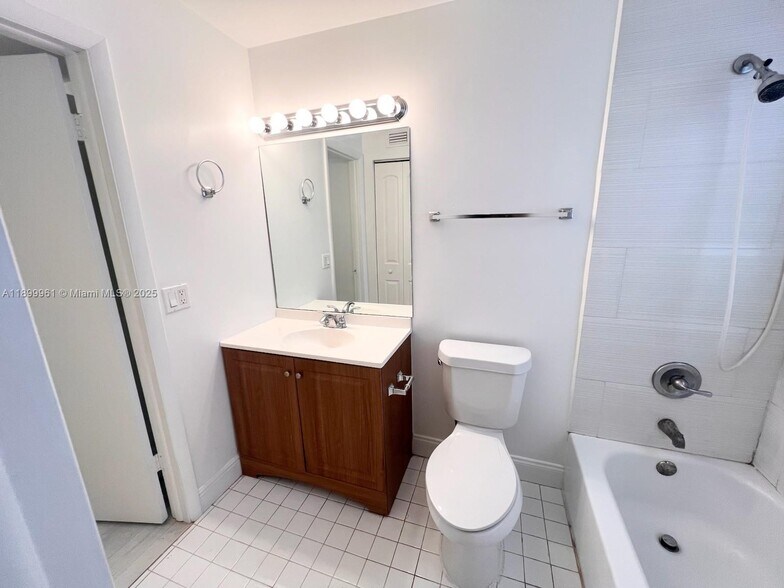 Building Photo - 5510 Lakewood Cir N