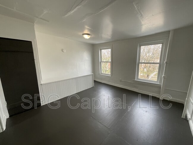 Building Photo - 141 E Maple St