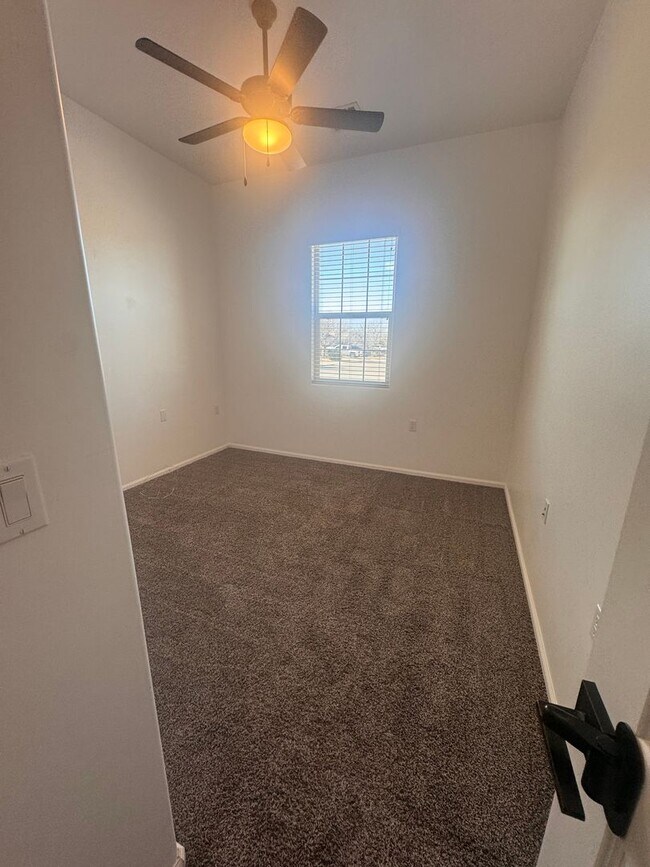 Building Photo - Beautiful newer townhome with Mountain View’s