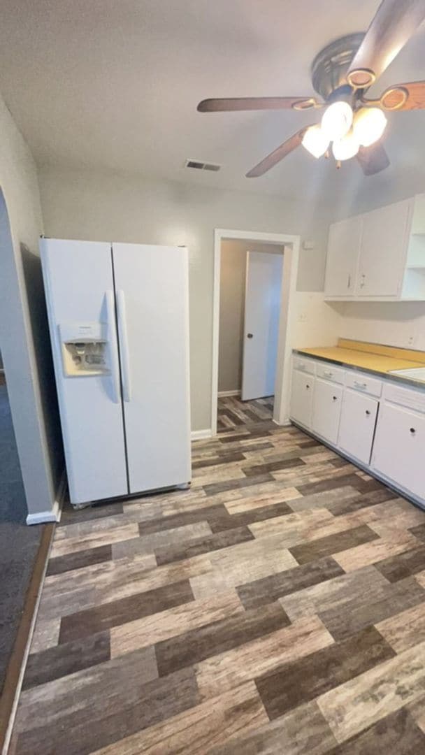 Building Photo - Spacious 2 Bedroom Home! Garage! Fenced in Backyard! Available Now!