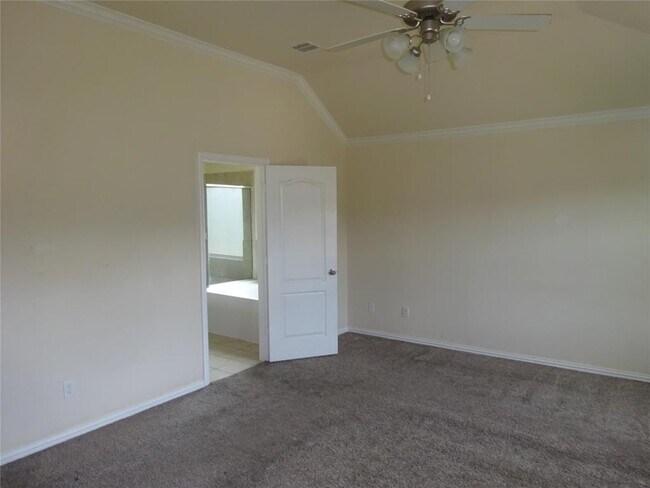 Building Photo - 1402 Green Highland Dr