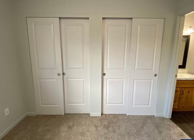 Building Photo - Available now! 3 bedroom ~ 2.5 Bathroom st...