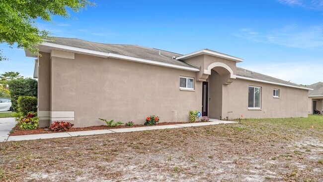Building Photo - Single Story 3 bedroom 2 bathroom rental h...