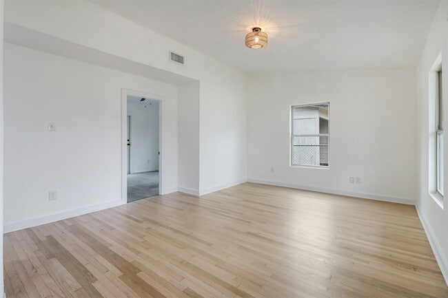Building Photo - 1211 Gate Ln Dr