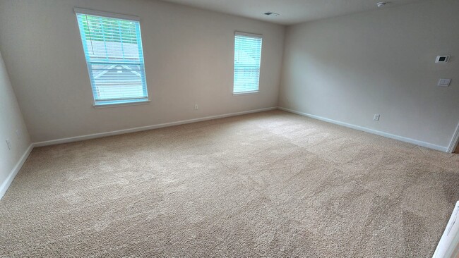 Building Photo - 560 Country Oak Dr