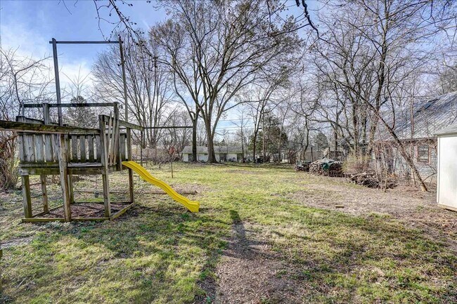 Building Photo - 513 Troy Dr