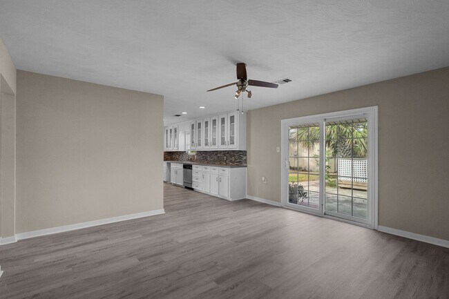 Building Photo - Great 3 Bedroom close to the Beach!