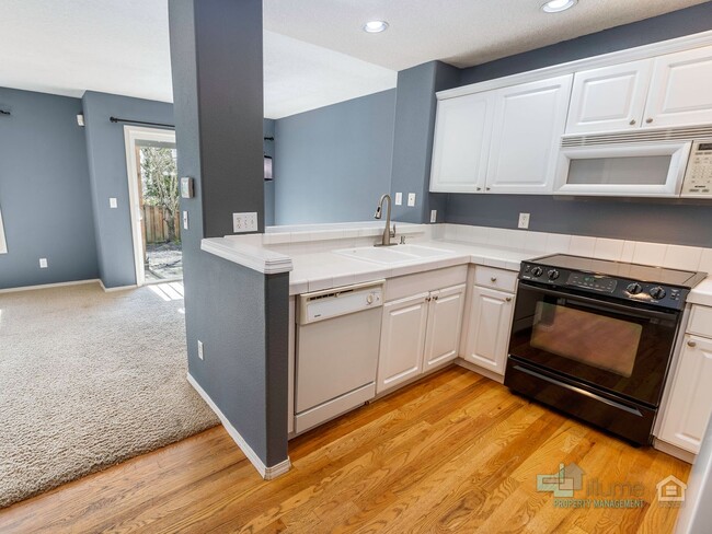 Building Photo - 2 Bedroom, 2.5 Bath Close to Nike and Intel!