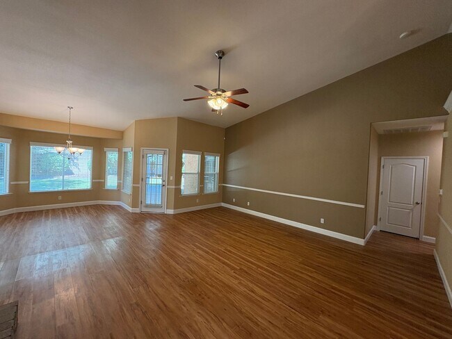 Building Photo - NW Visalia Available Now!