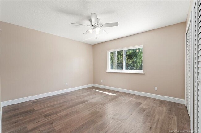 Building Photo - 4590 SE Glen Ridge Trail