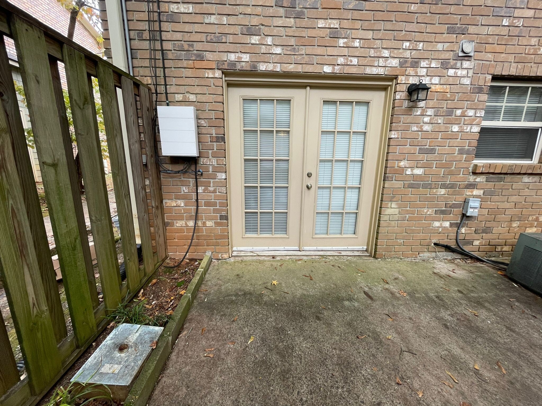 Back - 22 Villa Ct SE