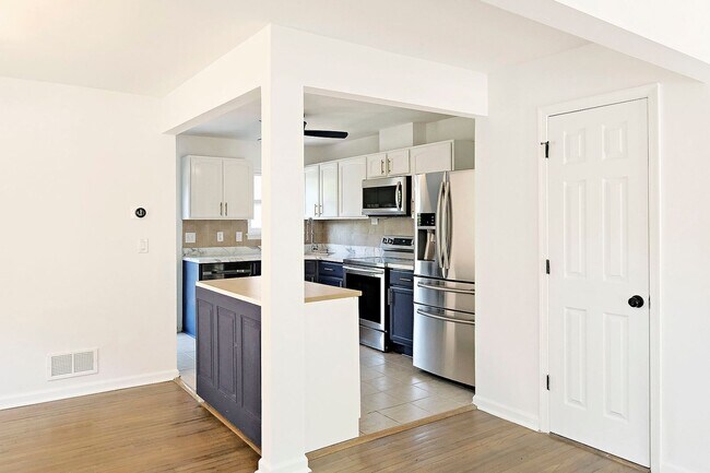 Building Photo - Pet-Friendly Duplex With Fenced Yard – Move-In Ready!
