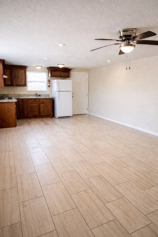 Building Photo - 706 Harris Ave