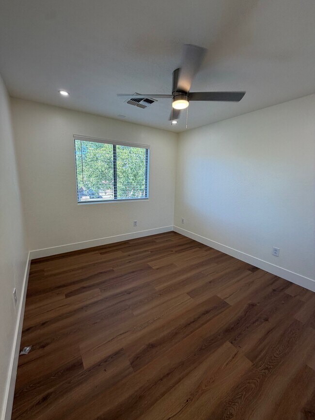 Building Photo - 2741 E Quiet Hollow Ln