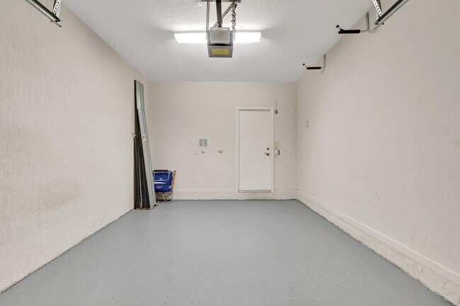 Building Photo - 3021 N Evergreen Cir