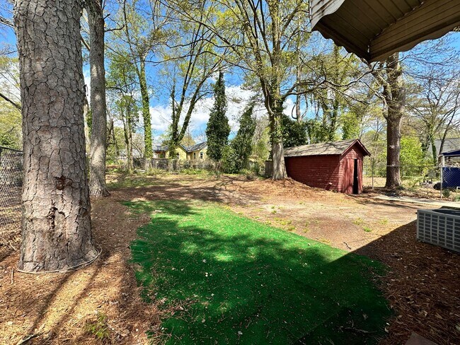 Building Photo - 2 bedroom 1 bath bungalow in the heart of ...