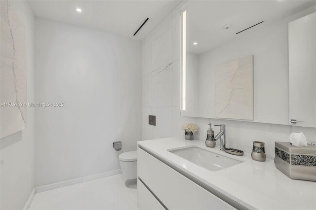 Building Photo - 300 Biscayne Blvd Way