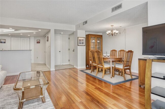 Building Photo - 690 Island Way