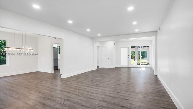 Building Photo - 1500 NE 13th Pl