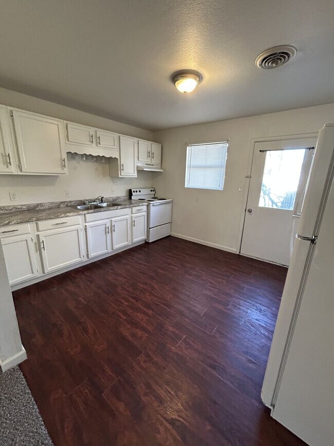 Building Photo - 1301 E 9th St