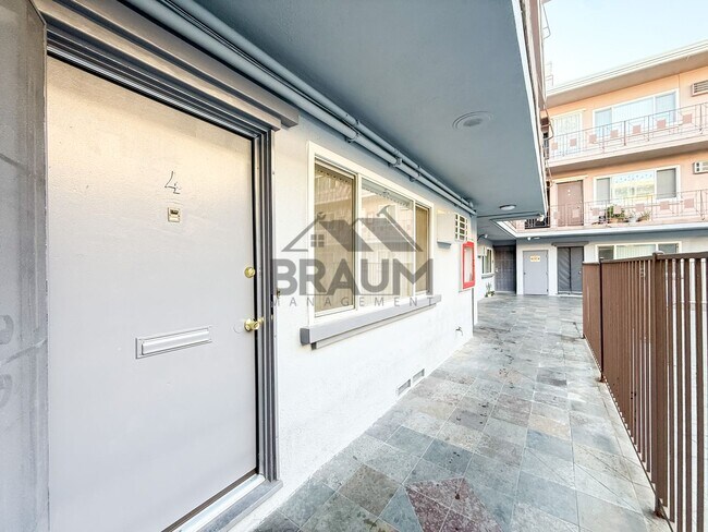 Building Photo - 13129 Oxnard St