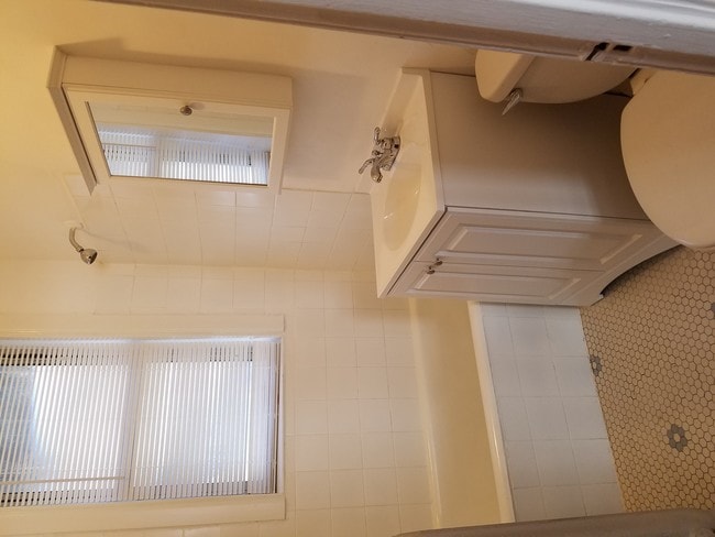 Building Photo - 4742 W Roscoe St