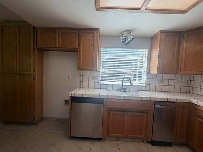 Building Photo - Single story near freeway access and major shopping!