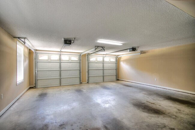 Building Photo - 3165 Foxcroft Cir