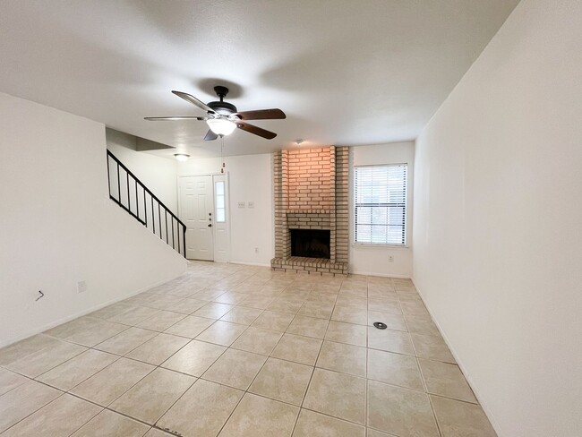 Building Photo - Stunning 2 Bedrooms, 1.5 Bathrooms Condo i...