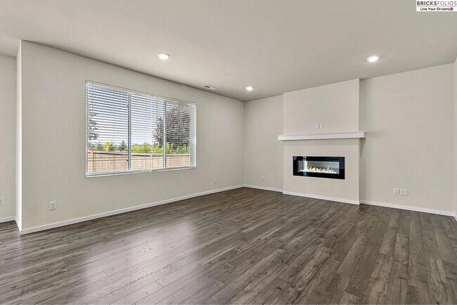 Building Photo - Puyallup Gem: Comfort and Style Combined!
