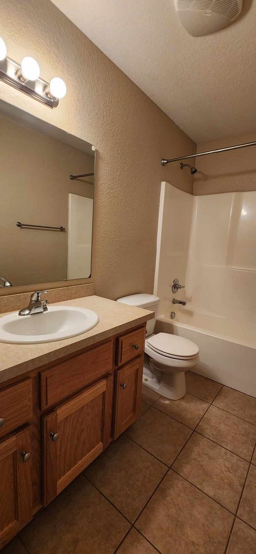 Building Photo - Spacious Town House for Rent