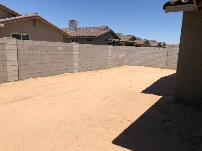Building Photo - 3 Bedroom Home in Desert Oasis