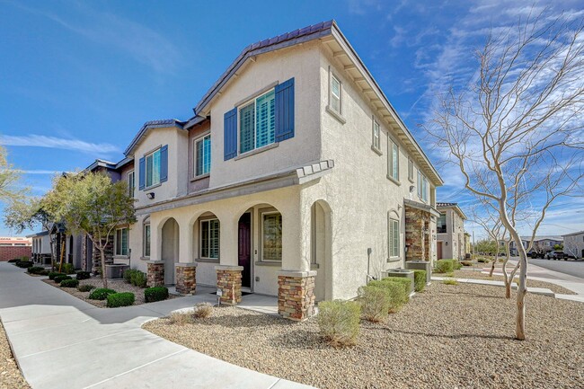 Building Photo - Modern 3 Bedroom Townhouse near Blue Diamond