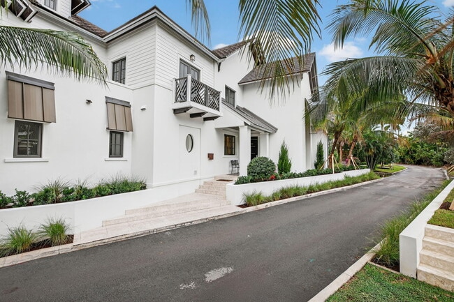 Building Photo - 400 Mola Ave