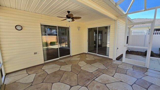 Building Photo - 2 bedroom 2 bath located in Ashleigh Villas