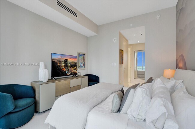 Building Photo - 300 Biscayne Blvd Way