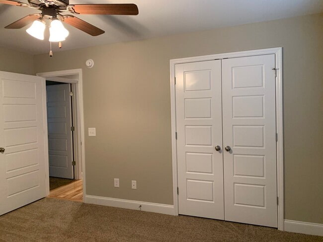 Building Photo - 2 Bedroom 2.5 Bath townhouse!