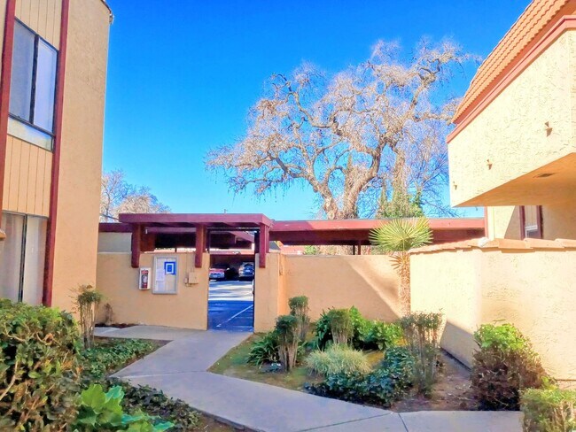 Building Photo - Refurbished Second Floor 1bd Condo With Pool & In-unit Laundry