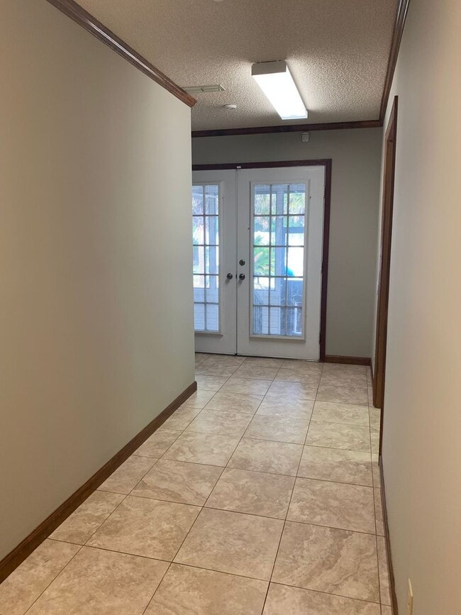 Building Photo - !!$500 off First months Rent!! Private 1-Acre Retreat with Pool, Screened Porch & Spacious Interior