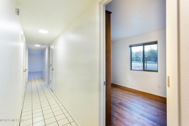 Building Photo - 1714 W Meadow Hills Dr